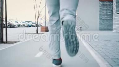 莫斯科俄罗斯-22岁。 04. 2017年：穿<strong>运动鞋跑步</strong>腿，背部<strong>跑步</strong>运动员。